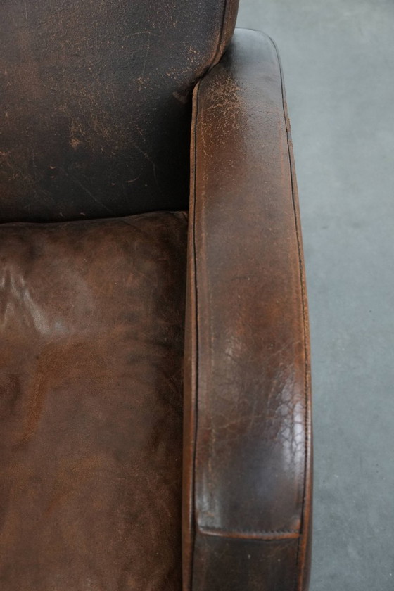 Image 1 of Tijdloze vintage schapenleren design fauteuil in een donkere cognac kleur