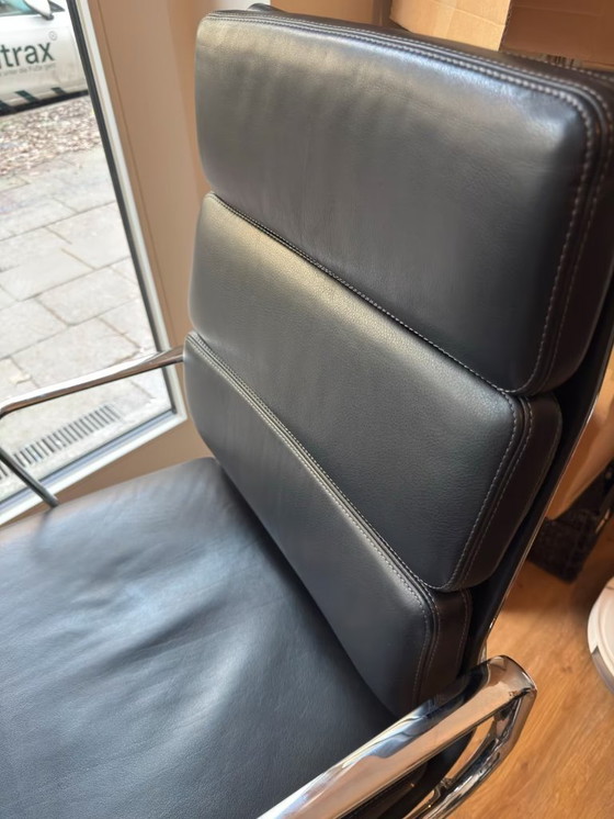 Image 1 of VITRA EA 219 Softpad lederen zwarte aluminium stoel bureaustoel draaistoel