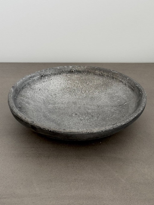 Vassoio portaoggetti/posacenere in metallo dal design brutalista, firmato dal Cycladic Art Museum