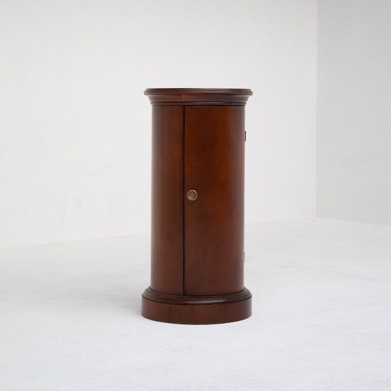 Image 1 of Zylindrischer Holzschrank