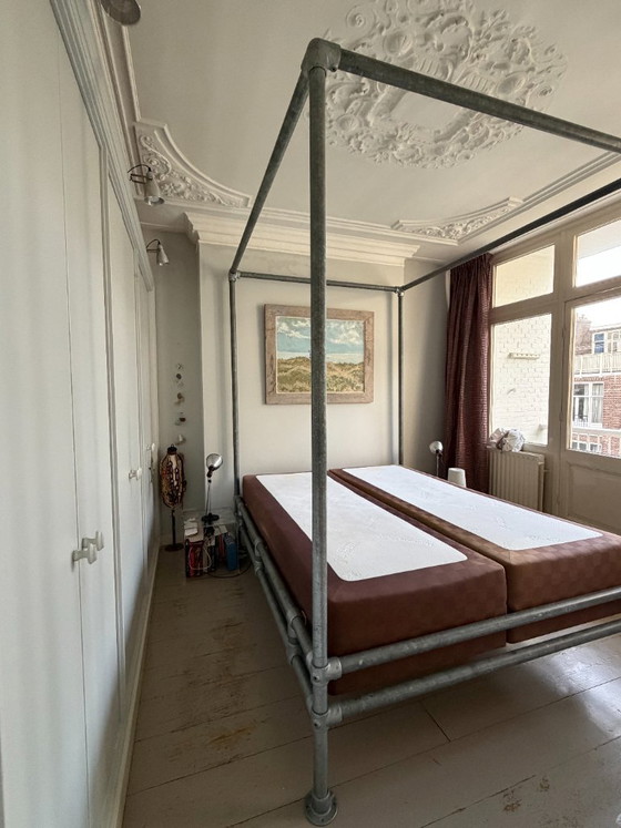 Letti boxspring Hästens in struttura di tubi per ponteggi – Letti matrimoniali, Altro (photo 3 of 5)