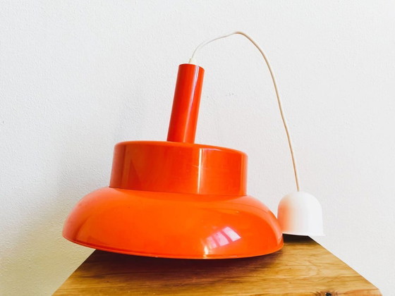 Image 1 of Lampada a sospensione arancione in acrilico della modernità di metà secolo, anni '60