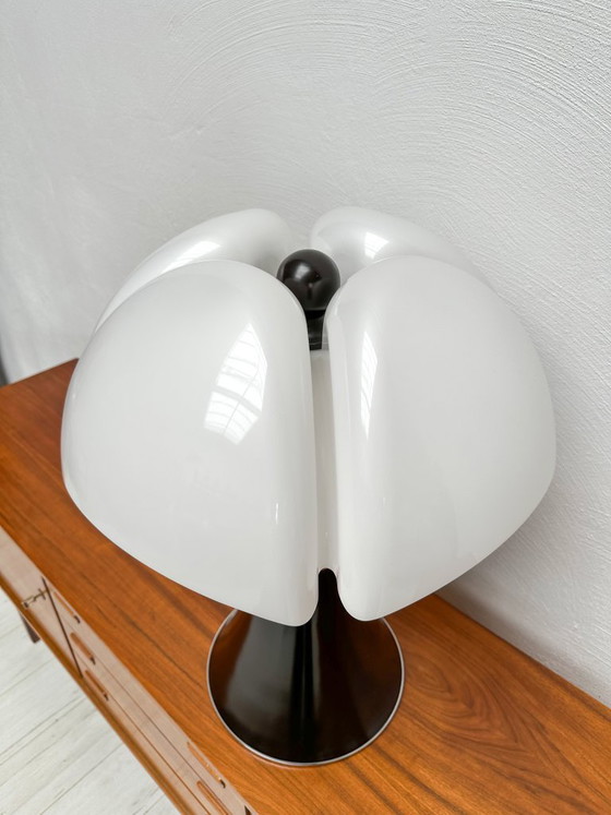 Image 1 of Grote Pipistrello tafellamp uit de jaren 70 van Gae Aulenti voor Martinelli Luce – Verstelbaar designicoon