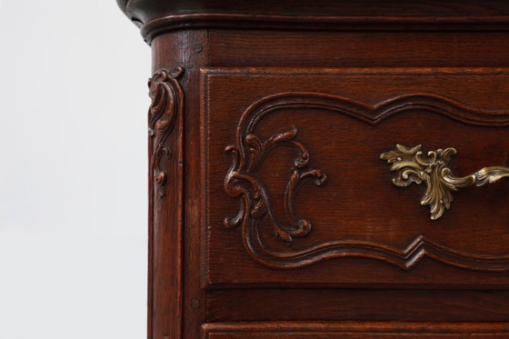Image 1 of Commode en chêne du XVIIIe siècle de style Louis XV, faite à la main