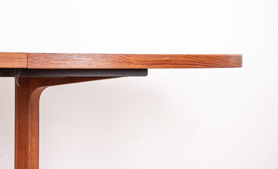 Image 1 of Zeer grote Deense teakhouten eettafel, ovaal en uitschuifbaar, met centrale voet, model HM 55, John Mortensen Dyrlund.