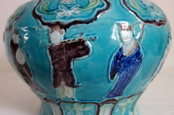 Image 1 of Ein Paar gedeckter Vasen aus Keramik, China, Mitte 20.