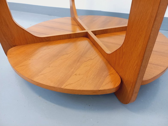 Image 1 of Vintage ronde salontafel met 2 bladen van Hugues Poignant, in teak en glas uit de jaren 60 en 70