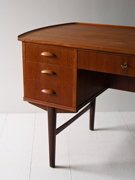 Image 1 of Bureau vintage danois en teck avec étagère