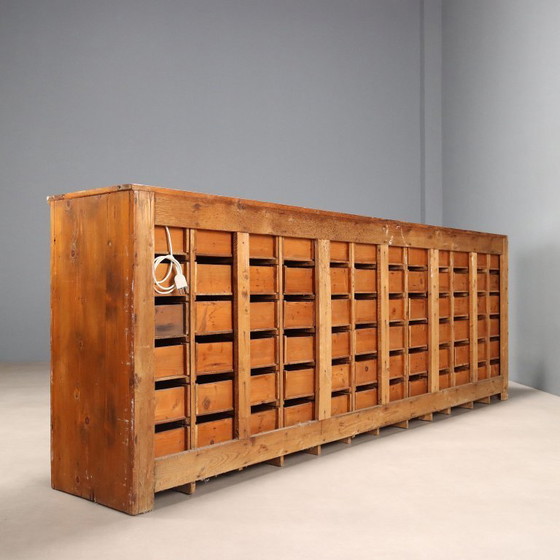 Image 1 of Commode en sapin teinté noyer