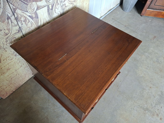 Commode classique, table d'appoint, table basse, légères traces d'utilisation. Dimensions : 62 x 62 cm et (photo 4 of 7)