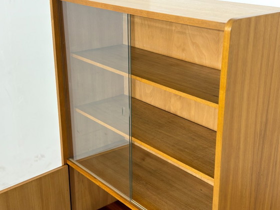 Image 1 of Vitrinekast/hoge kast uit het midden van de 20e eeuw – Vintage highboard uit de jaren 60 – Iepenhout