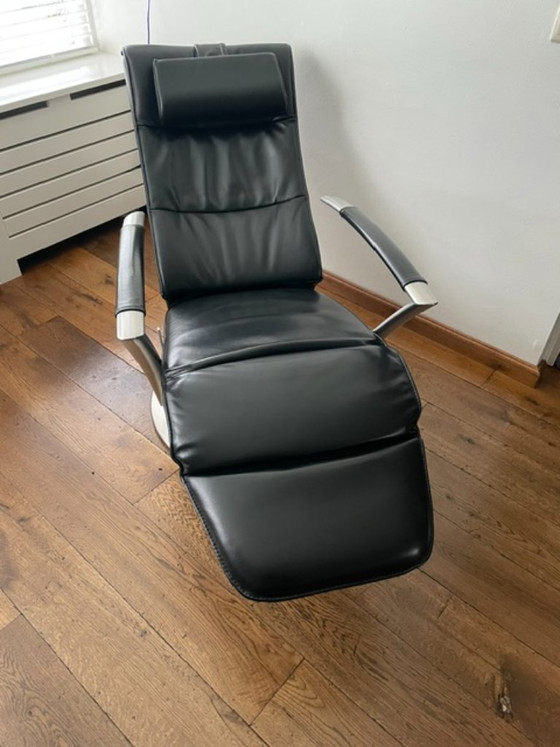 Image 1 of zwart lederen relaxstoel met RVS voet en leuning