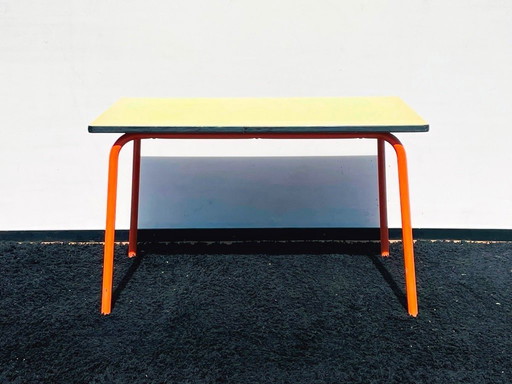 Table pour tout-petit Tubax. Vintage années 60/70.