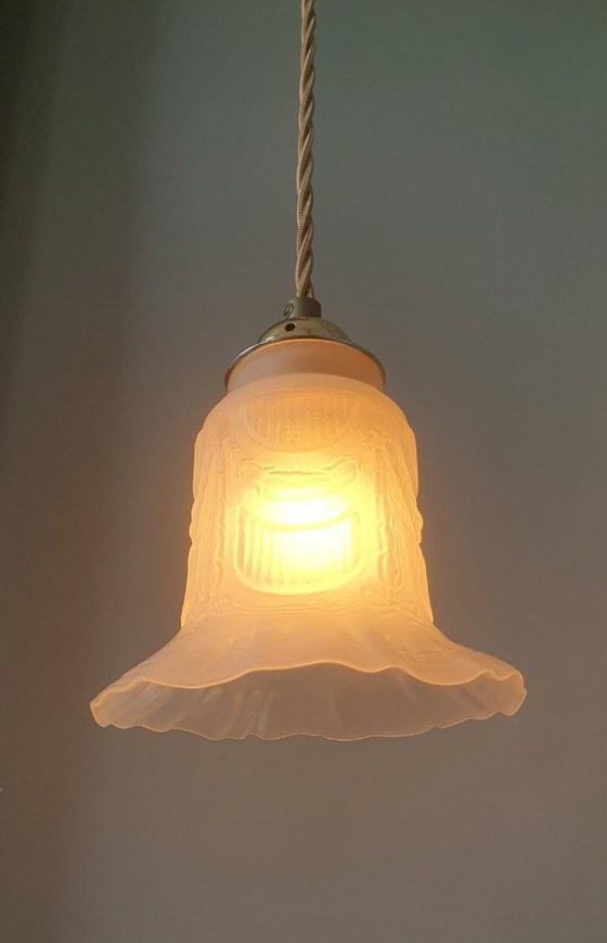 Image 1 of Suspension en verre antique. Forme florale en verre dépoli.