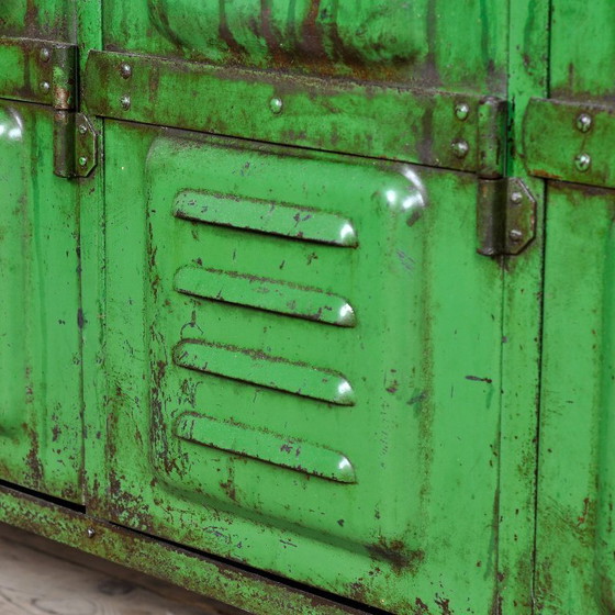Armadietto industriale verde, anni '50 – Armadi contenitori, Iron, Metal (photo 12 of 13)