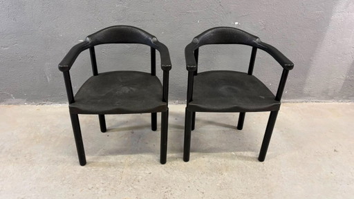 Een paar zwarte postmoderne fauteuils, van gegoten kunststof, jaren 80, Europa