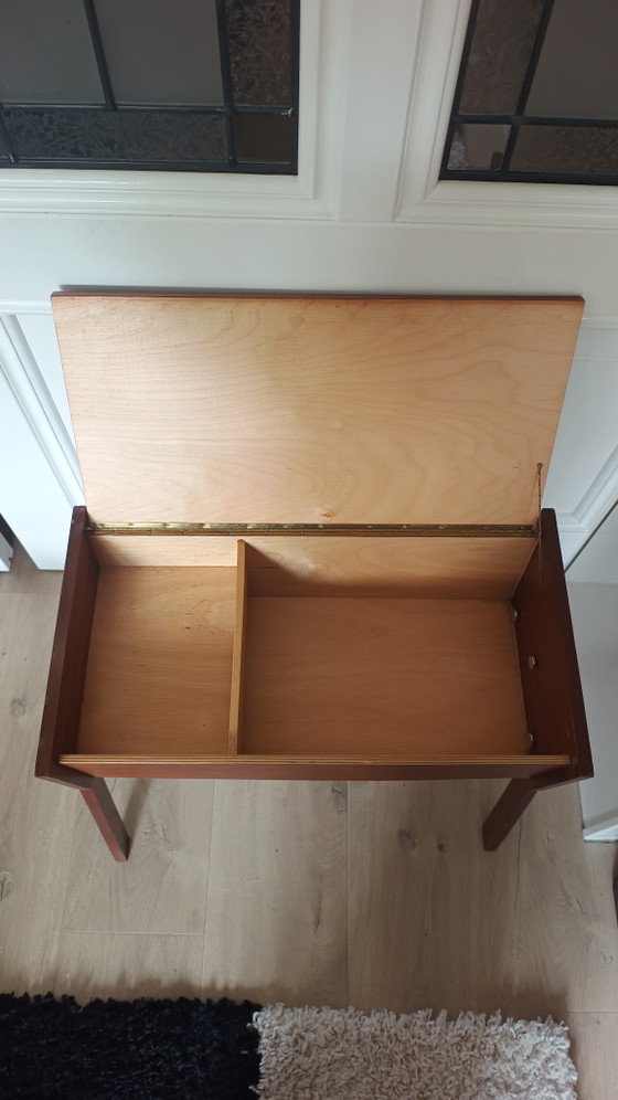Image 1 of Table d'appoint vintage danoise en teck, idéale pour les plantes, les plantes ou la couture – années 1960