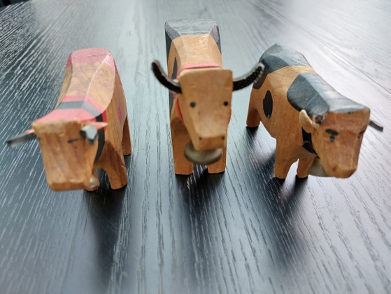 Vaches sculptées à la main par Trauffer Wood, lot de 3, années 70 – Objets déco, Leather, Metal (photo 6 of 6)