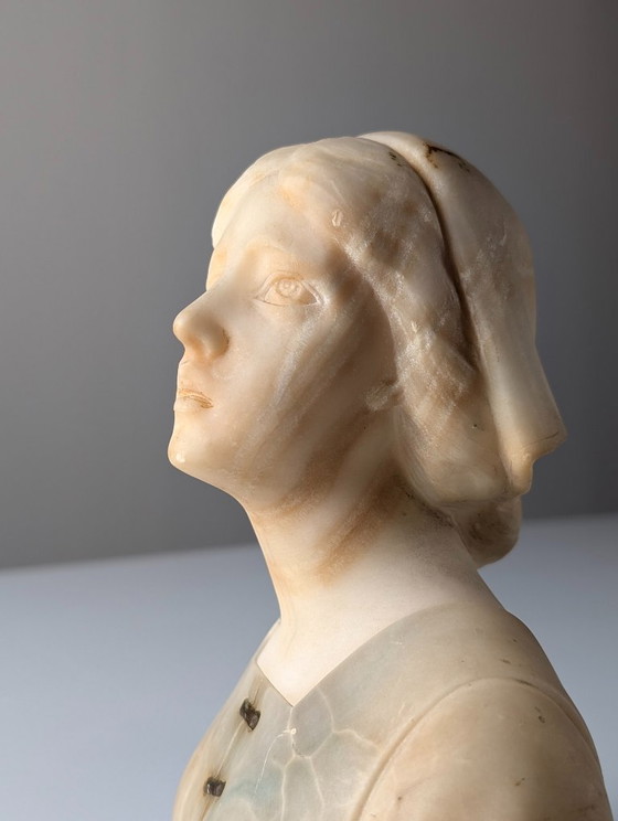 Busto de alabastro de una joven, obra de Gustave Van Vaerenbergh, Art Nouveau belga, década de 1900. (photo 11 of 13)