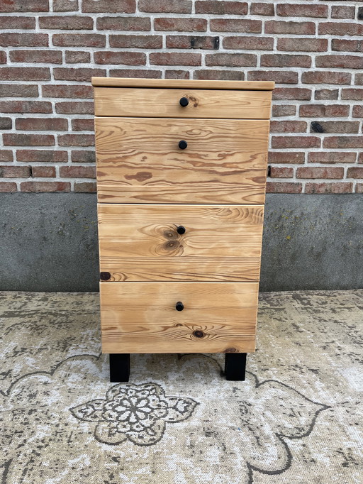 Cómoda escandinava vintage con 4 cajones