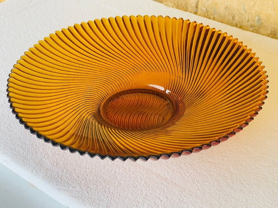 Image 1 of Coupe à fruits vintage en verre ambré à motifs tourbillonnants, style milieu du siècle, années 1970