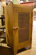 Alter Metallschrank, ockerfarben, 48 x 48 x 99,5 cm