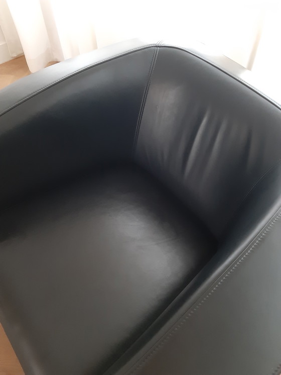 Image 1 of Poltrona Rolf Benz serie 6000 in pelle nera.