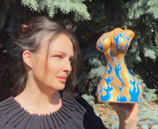 Figura de arte corporal fluorescente. Hecha a mano por el artista.