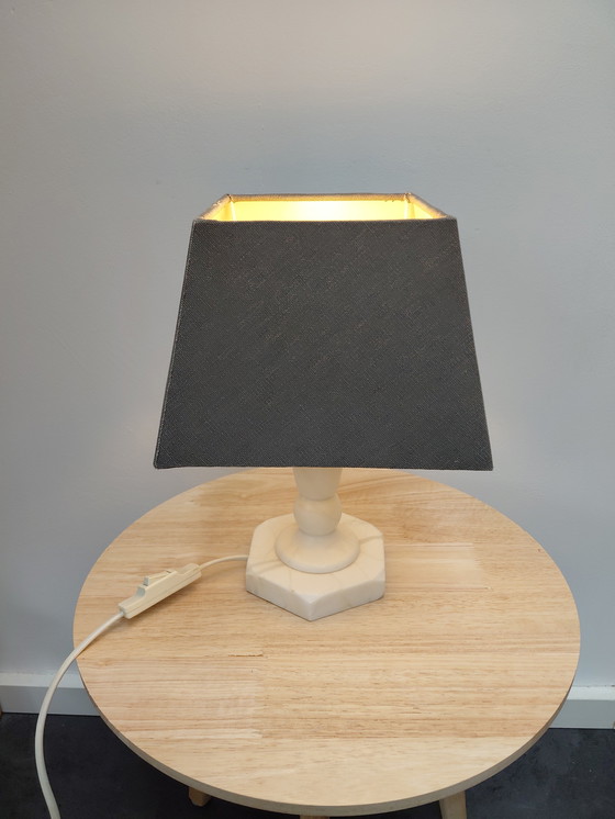 Image 1 of Vintage table lamp – marble/alabaster base – 27 cm – classic atmosphere – taupe shade