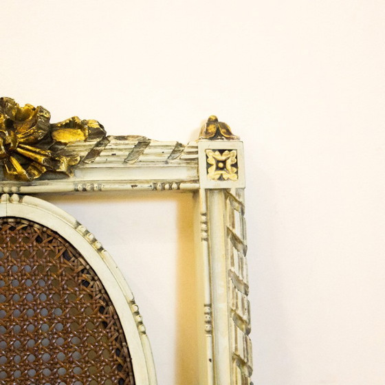 Image 1 of Lodewijk XV-stijl stoel met gebroken wit en gouden details, jaren 1930