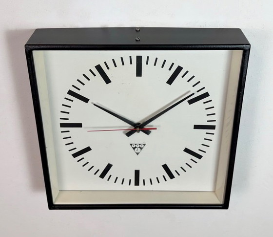 Image 1 of Horloge murale carrée industrielle noire de Pragotron, années 1970