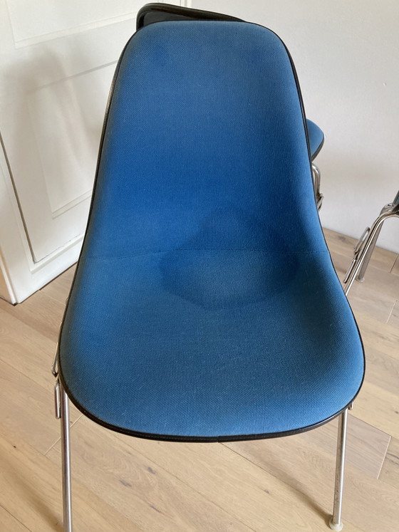 3 sedie da pranzo Eames in fibra di vetro di Vitra – Metal, Chrome (photo 11 of 15)