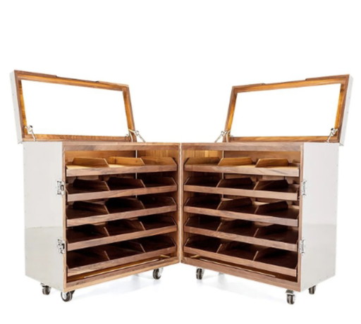 Naihan Li – Seltenes Paar mobiler doppelter Hemdenschränke / Vitrine, Nussbaum & Edelstahl, 2014