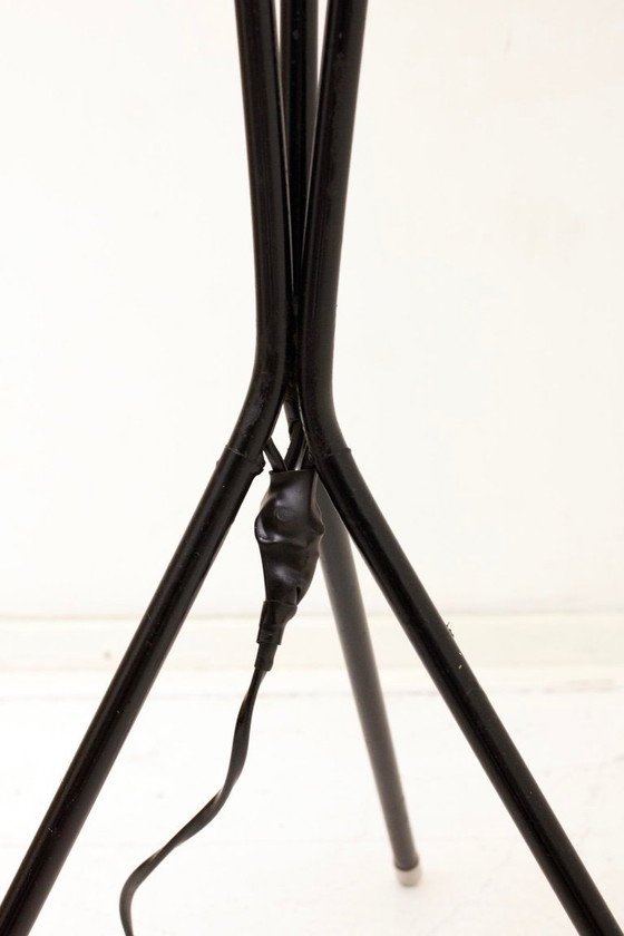Image 1 of Lampada da terra a treppiede degli anni '50 con vetro opalino dipinto e ottone