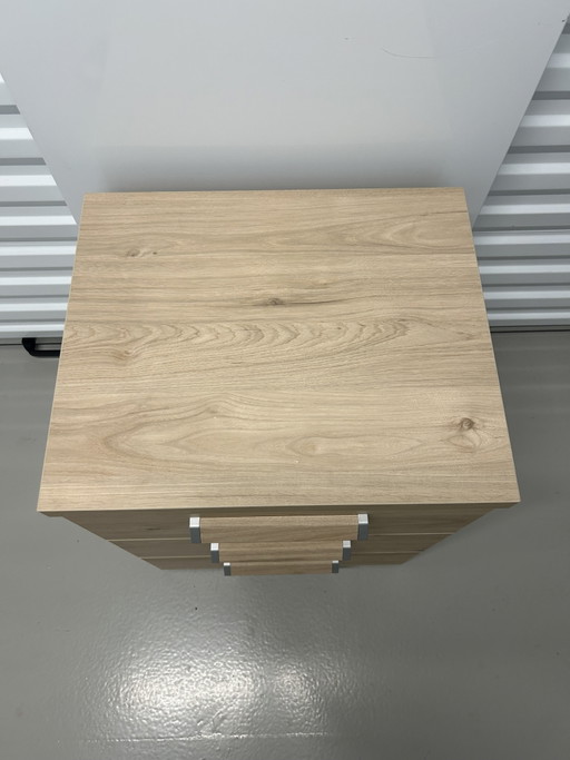 Elba Nachtkast 3 Laden Rustiek Eiken – Beter Bed, nachtkastjes, Mdf, Metal (photo 2 of 8)