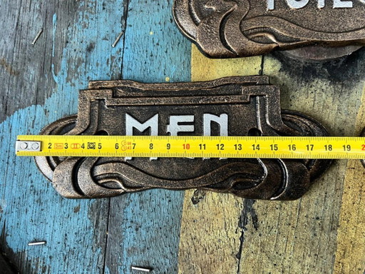 Set di tre insegne per toilette in stile Art Nouveau: ghisa, bronzo con lettere argentate