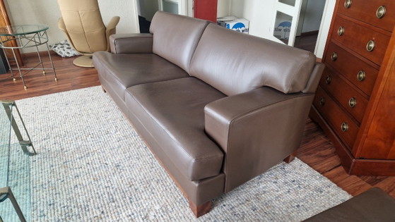 Zwei braune Ledersofas, Sitzecke, Holz (Foto 9 von 14)