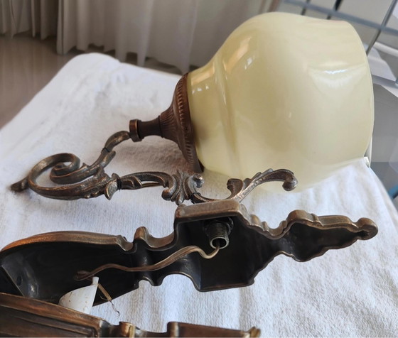 Paire d'Appliques murales Vintage en Laiton Bruni et Verre Opale - Style Baroque – Metal, Glass (photo 5 of 5)