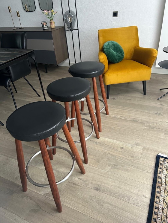 Image 1 of Carl Hanson & Son 3x tabourets de bar en noyer avec assise en cuir