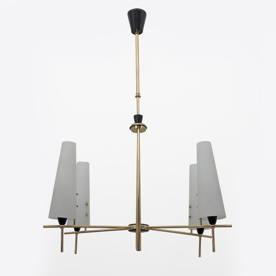 Image 1 of Stilnovo stijl, mid-century modern Italiaanse kroonluchter van messing en opaalglas uit de jaren 60.