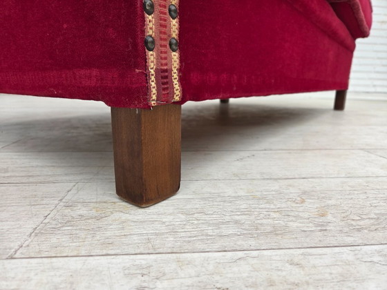 Image 1 of 1970, Deense 2-zits "Spaanse" drop arm sofa, kersenrood meubelvelours.