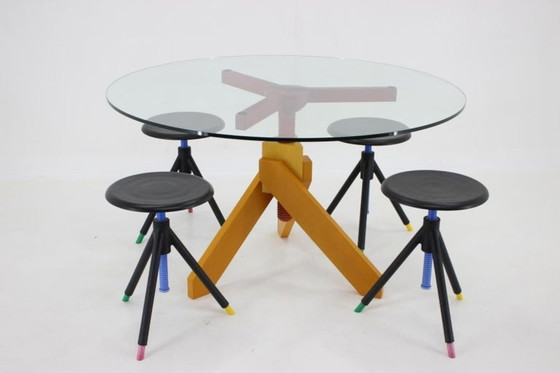 Image 1 of Italiaanse postmoderne verstelbare eettafel met schroefpoten en vier krukken in de stijl van Vico Magistretti, jaren 70.