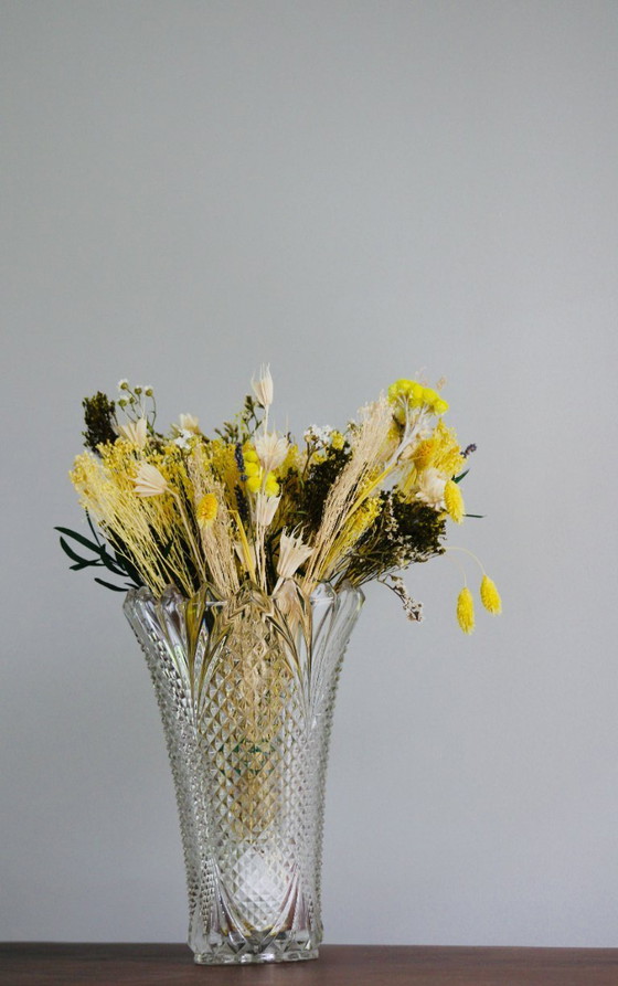 Image 1 of Grand vase en cristal taillé – motif à pointes de diamant