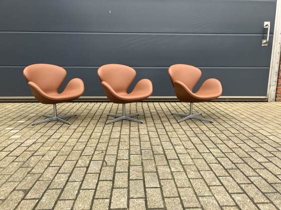 Image 1 of 3 sillas Swan de Fritz Hansen, de cuero color coñac, ¡en perfecto estado!