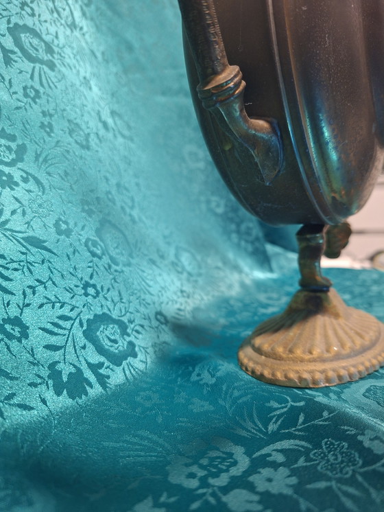 Image 1 of Lampe à huile décorative Art nouveau en bronze – vers 1900 – à motifs animaliers sculptés