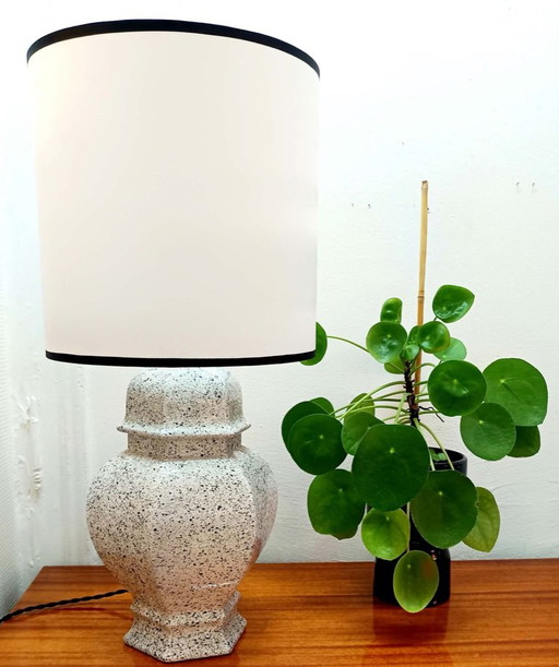 Vintage zwart-witte keramische lamp met satijnen kap