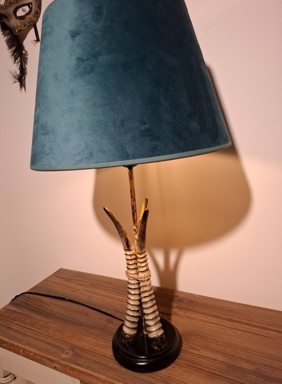 Image 1 of Lampada da tavolo rifinita a mano - Design esotico in corno con paralume in velluto color verde acqua