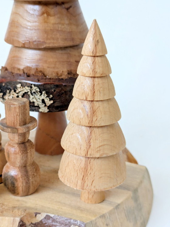 Image 1 of Vintage handgemaakte houten winterscène | Duitse Erzgebirge volkskunst