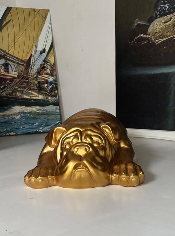 Image 1 of Designerskulptur einer liegenden englischen Bulldogge aus Goldharz, 90 cm