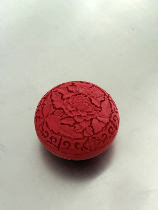 Chinesische rote Schachtel mit Zinnoberholzdeckel